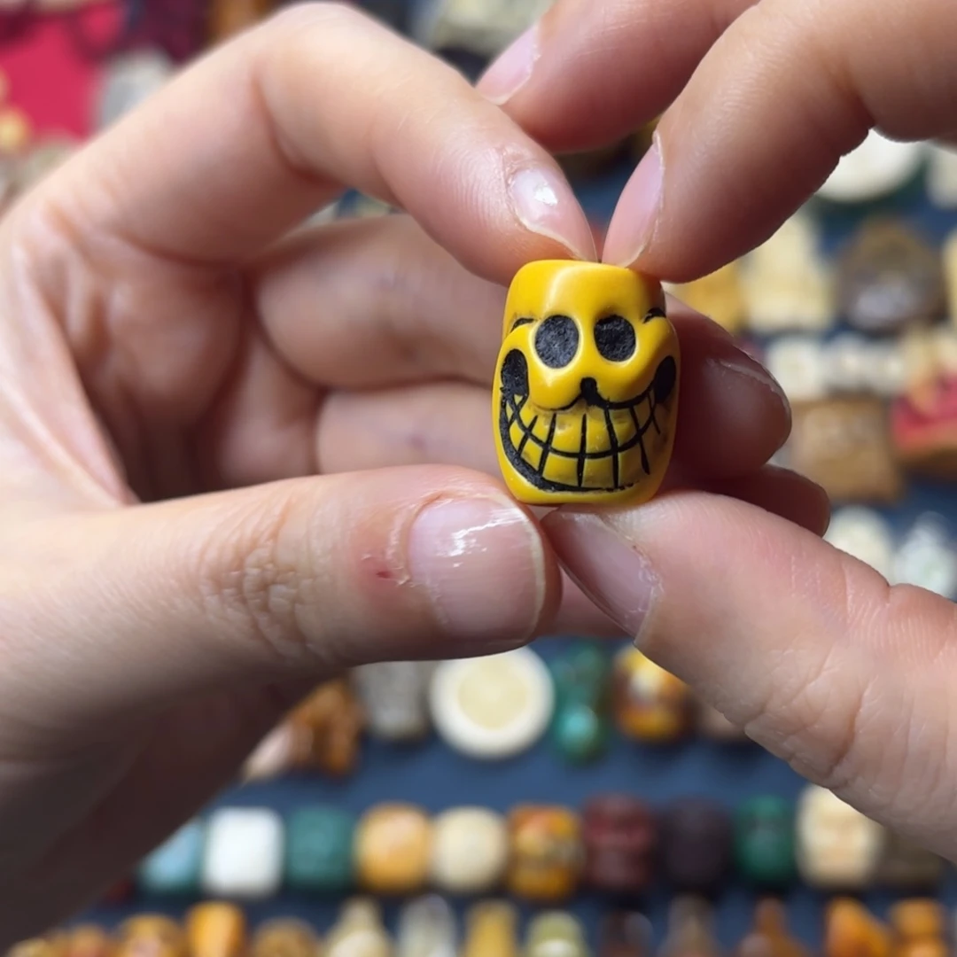 配饰和化妆等工序制的