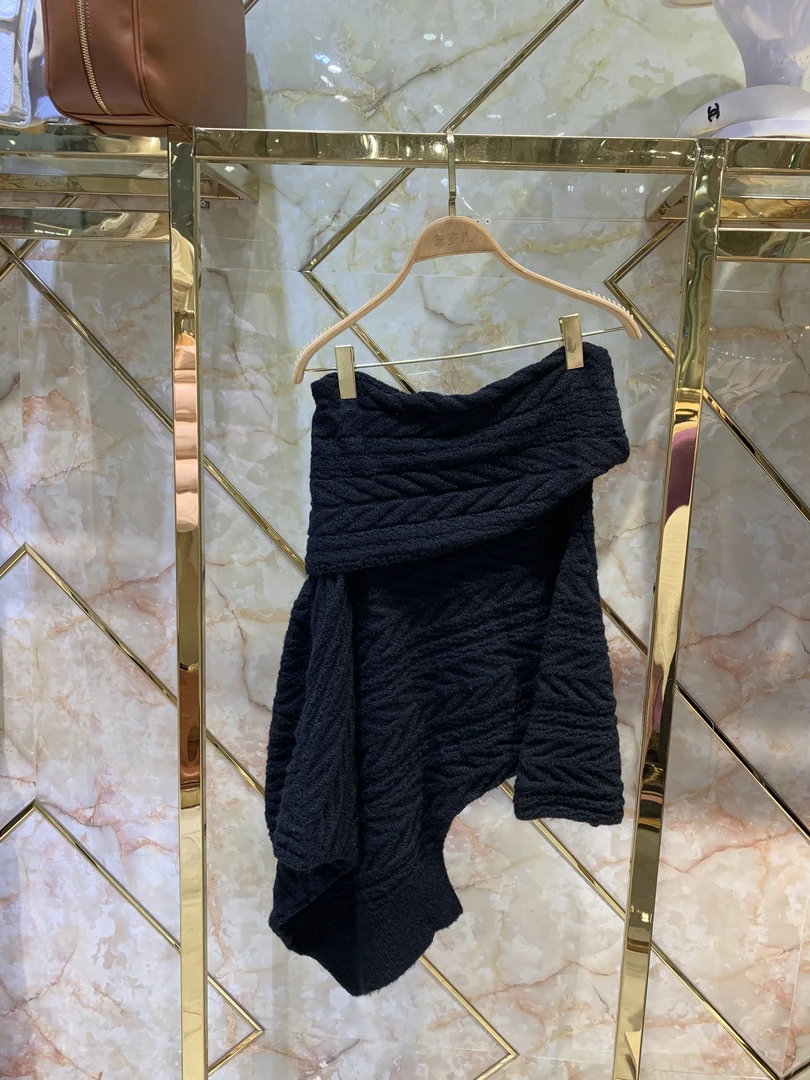 黛蜜儿2025新款不规则一字肩毛衣