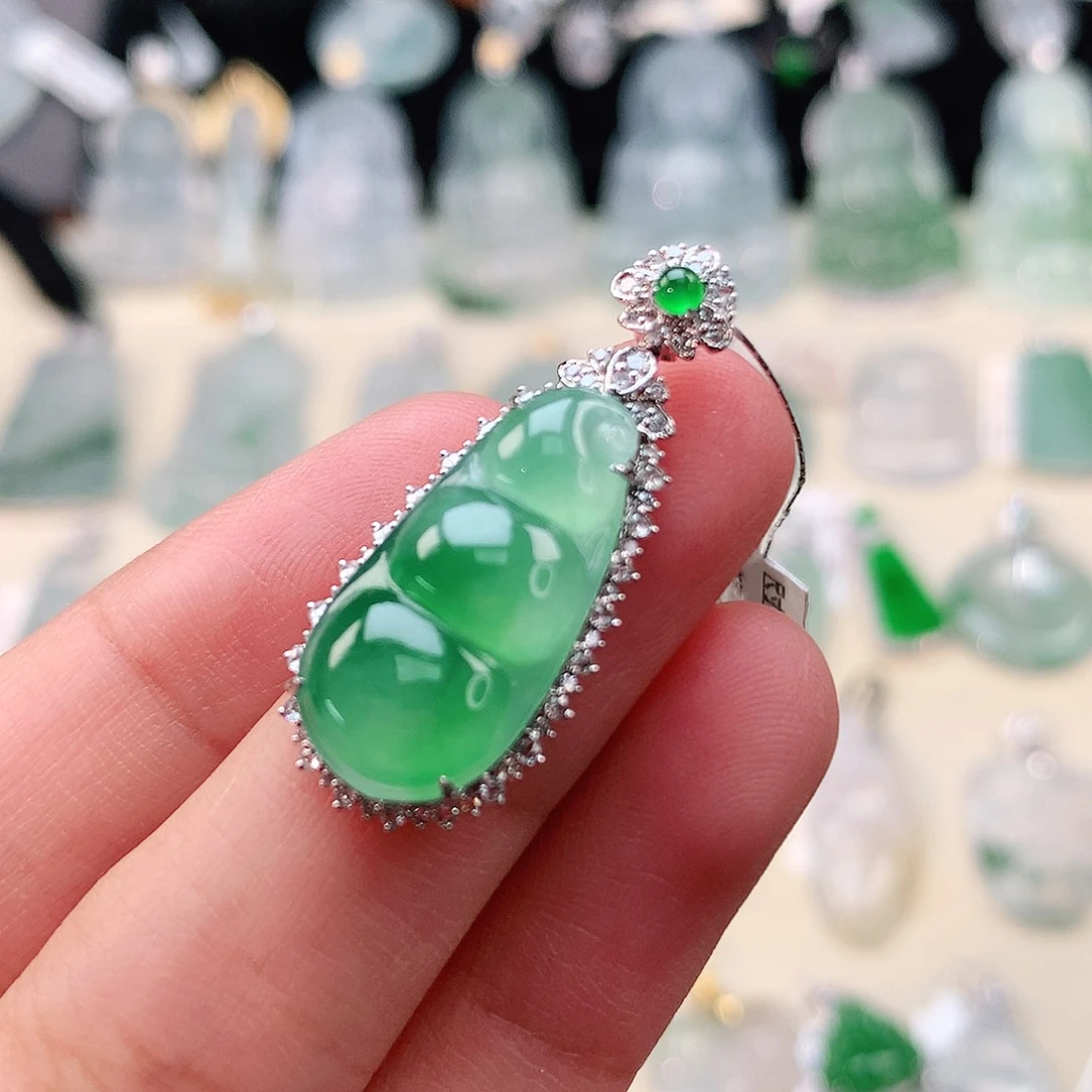 翡翠18K金镶嵌颈饰豆子