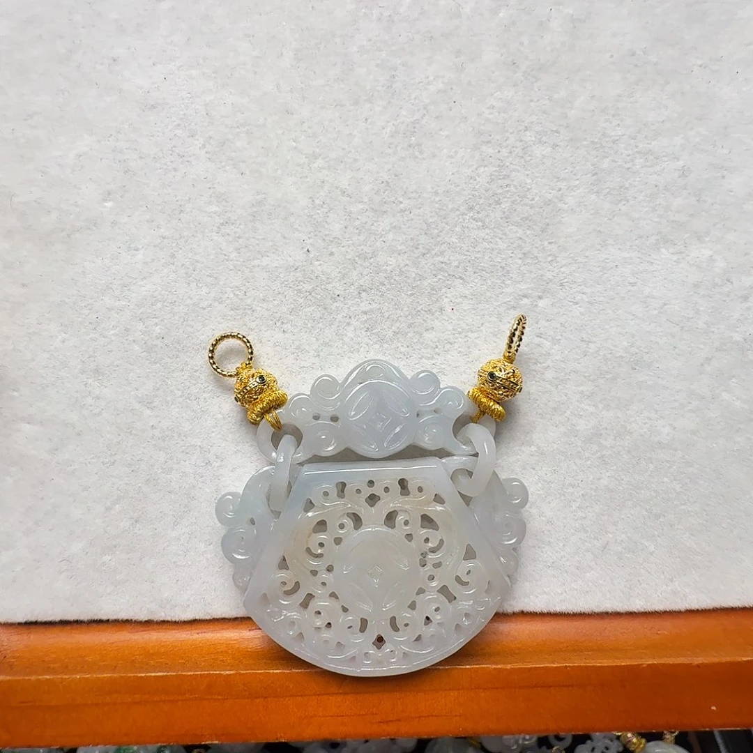 翡翠未镶嵌吊坠(赠链)