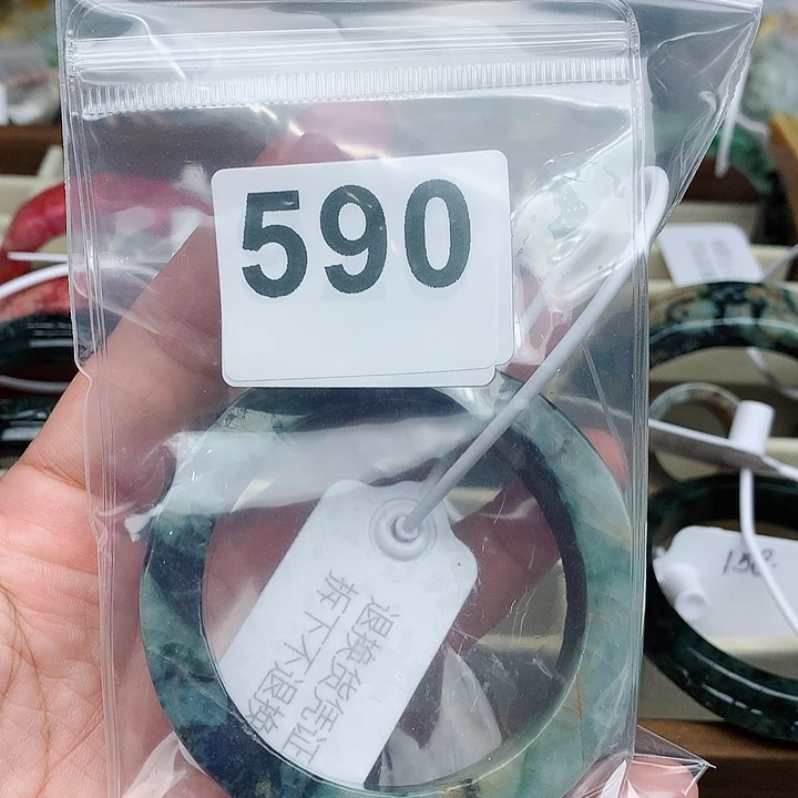 翡翠未镶嵌颈饰知*翡翠