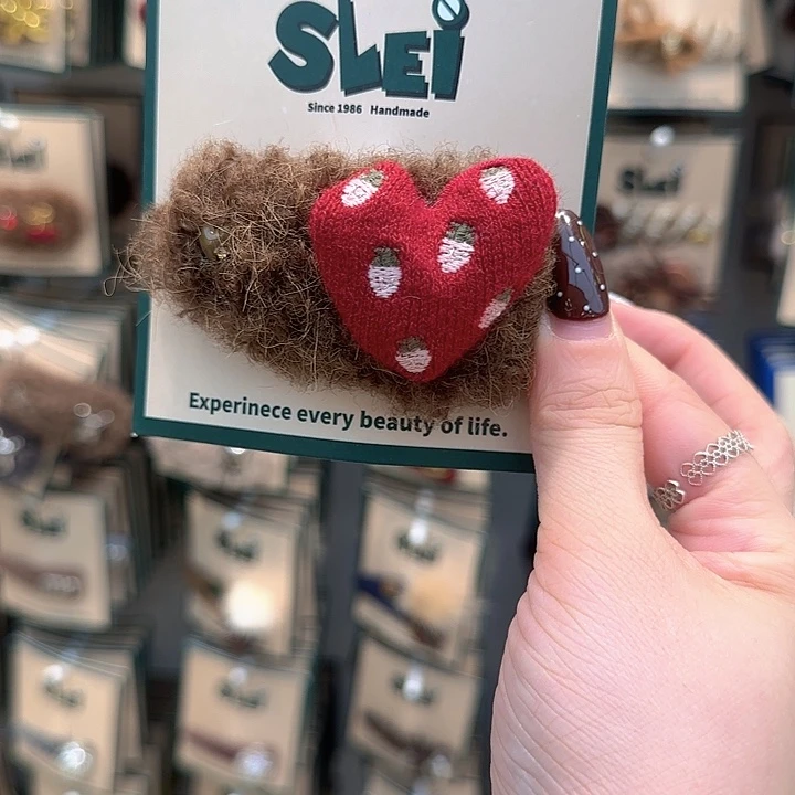 深棕色爱心草莓掰掰