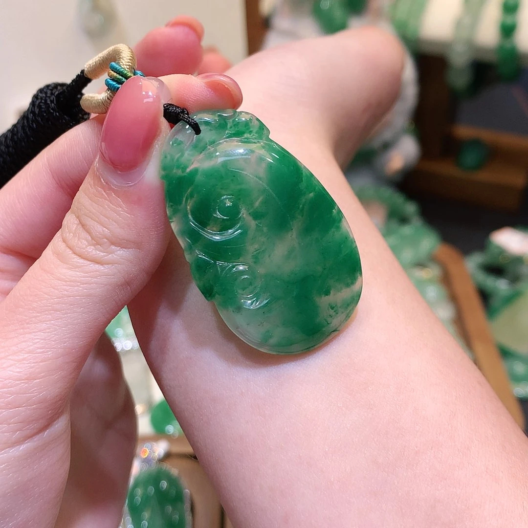 石英质玉（非洲翠）未镶嵌颈饰大*如意