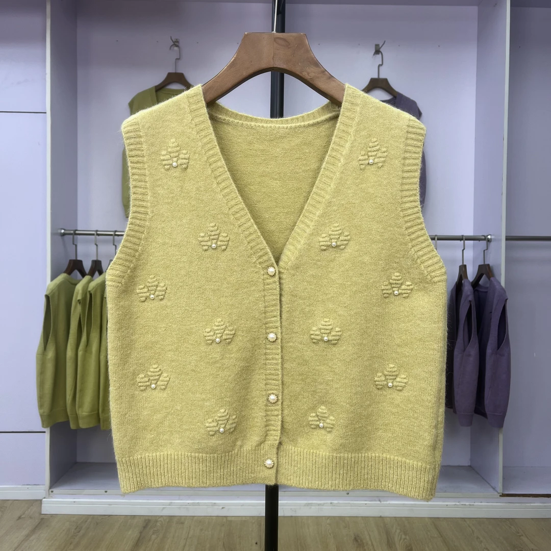 427 2025年秋冬新款叠穿上衣设计感钉珠无袖百搭针织开衫马甲女士