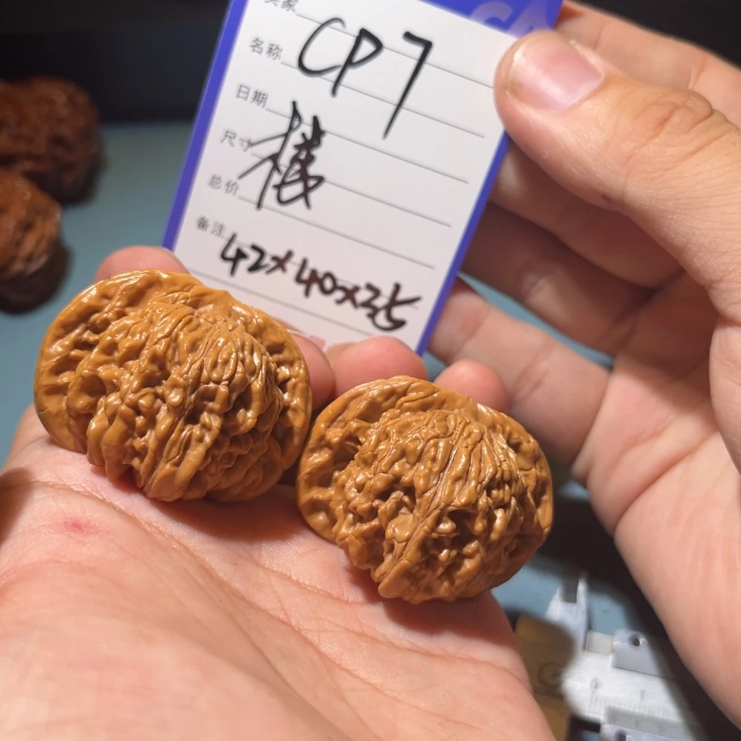 L***。文玩核桃吊坠文玩