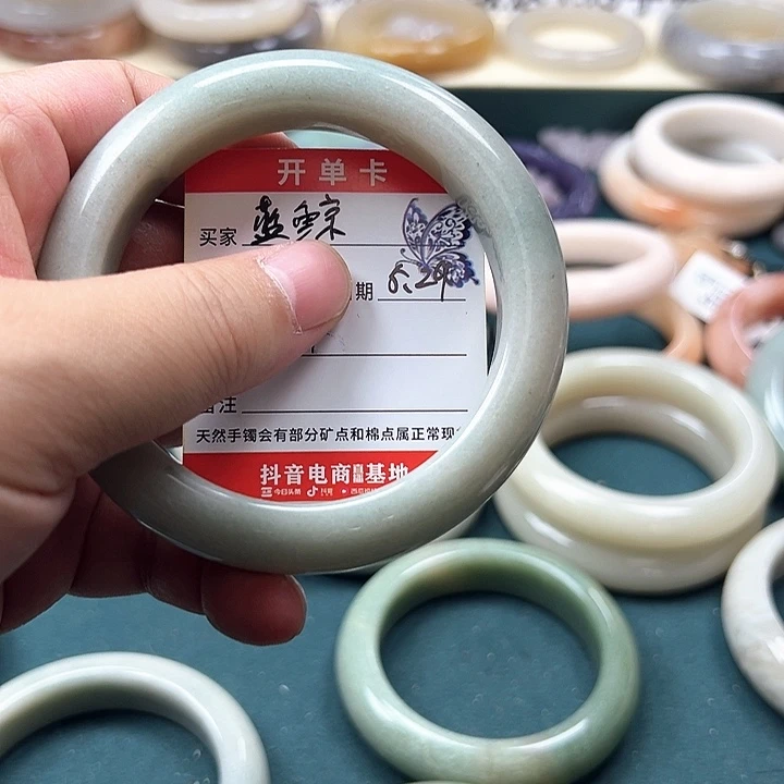 石英质玉手镯未镶嵌蓝***?