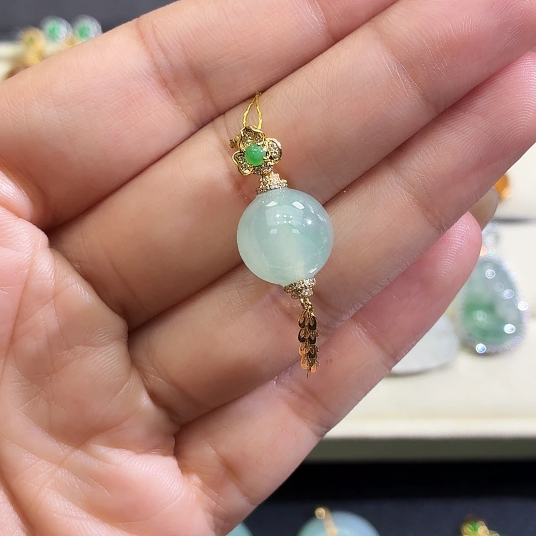 翡翠18K金镶嵌颈饰