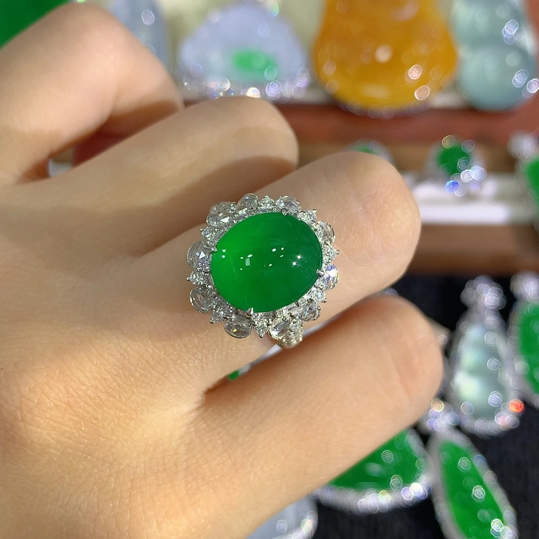 18K金镶嵌戒指翡翠偶**良蛋面