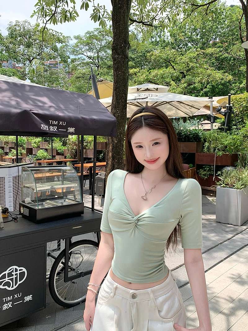 LIBAIYI 显白显大/纯欲扭结V领修身中袖T恤半裙套装