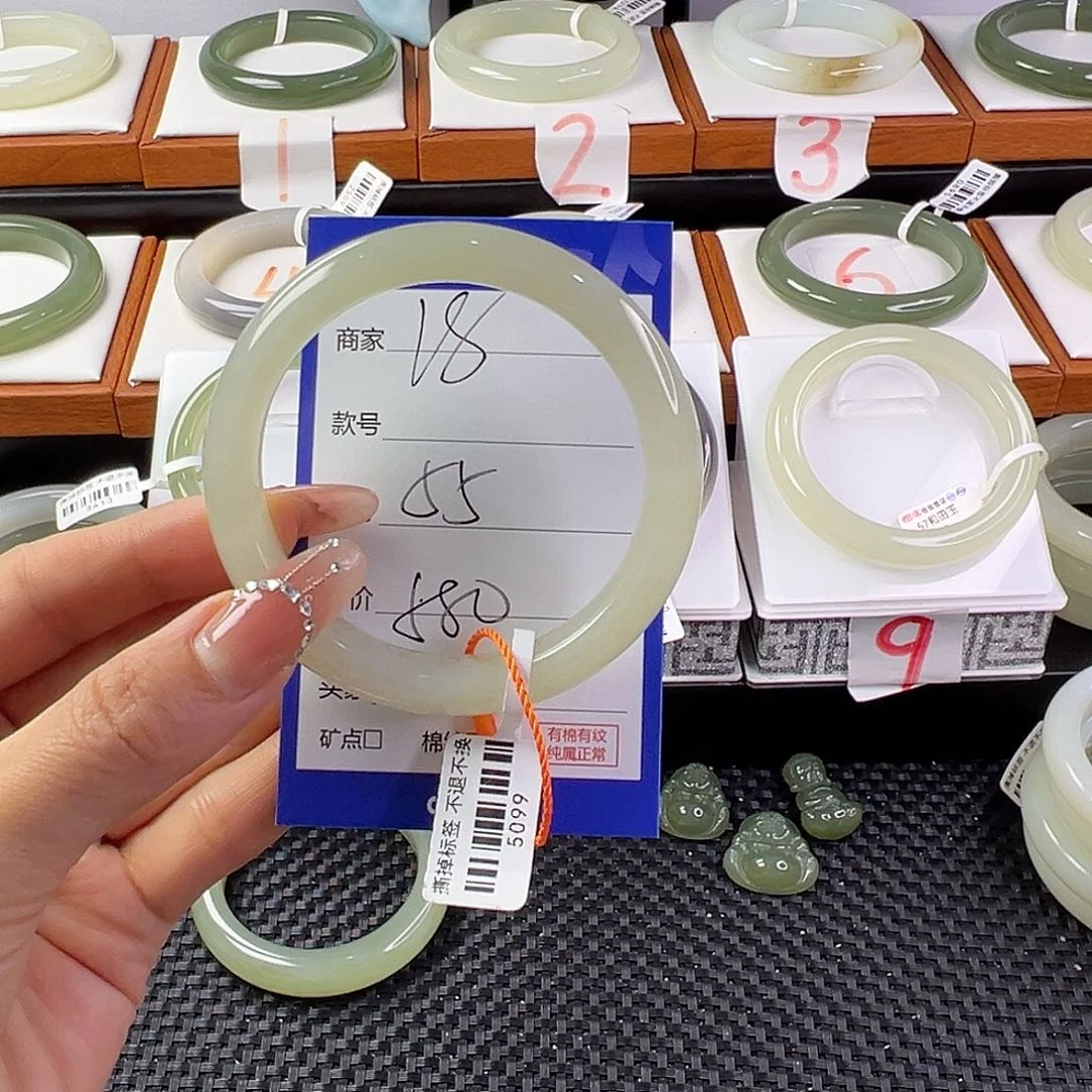 和田玉手镯未镶嵌