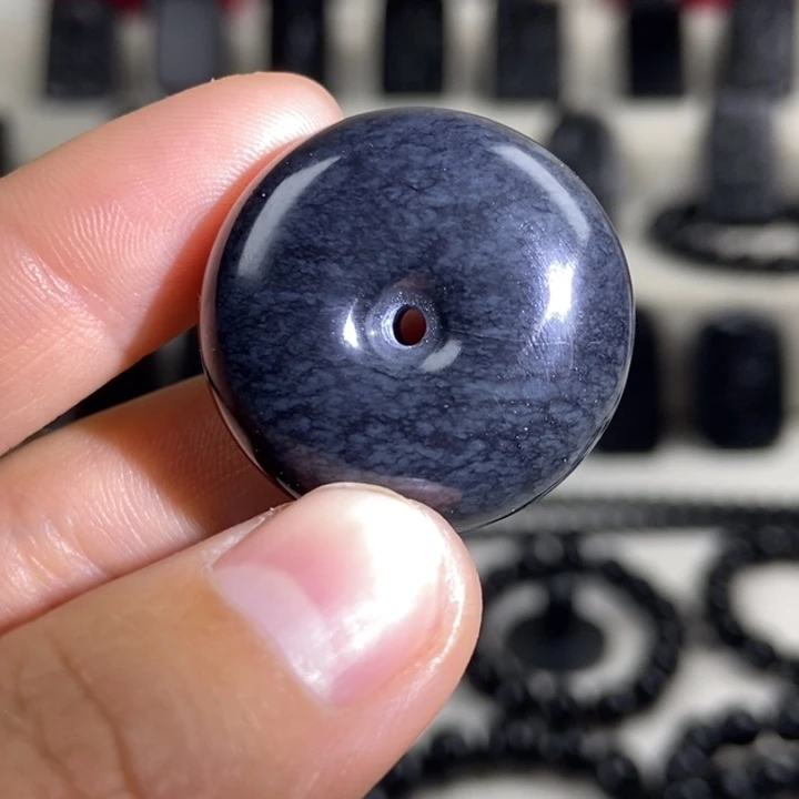 和田玉（墨玉）未镶嵌颈饰平安扣