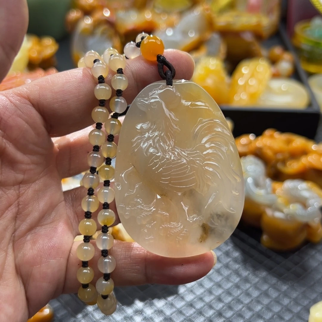 颈饰未镶嵌石英质玉