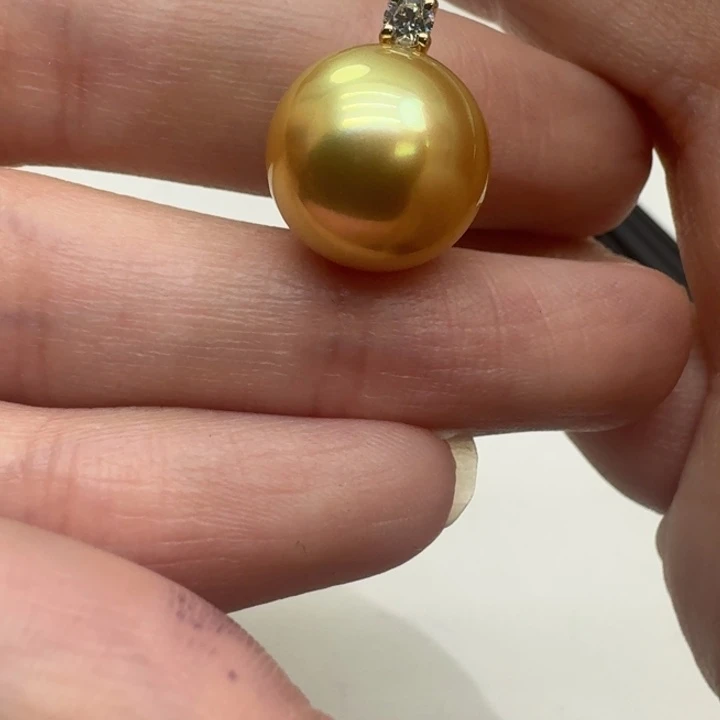 18K金镶嵌海水珍珠颈饰