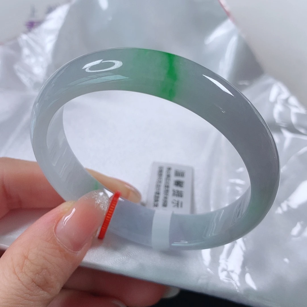 翡翠手镯未镶嵌哇*哈 正圈