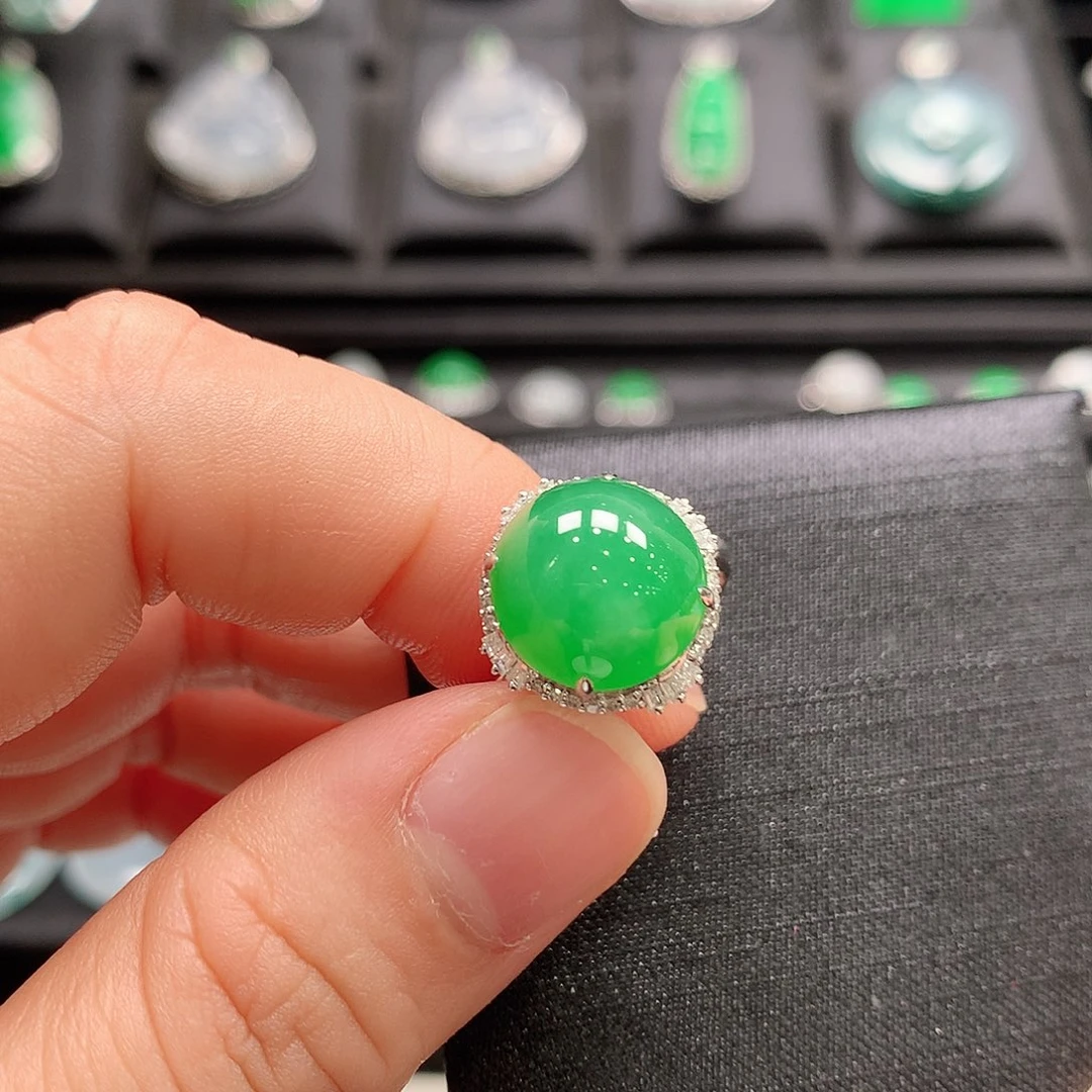 18K金镶嵌戒指翡翠戒指