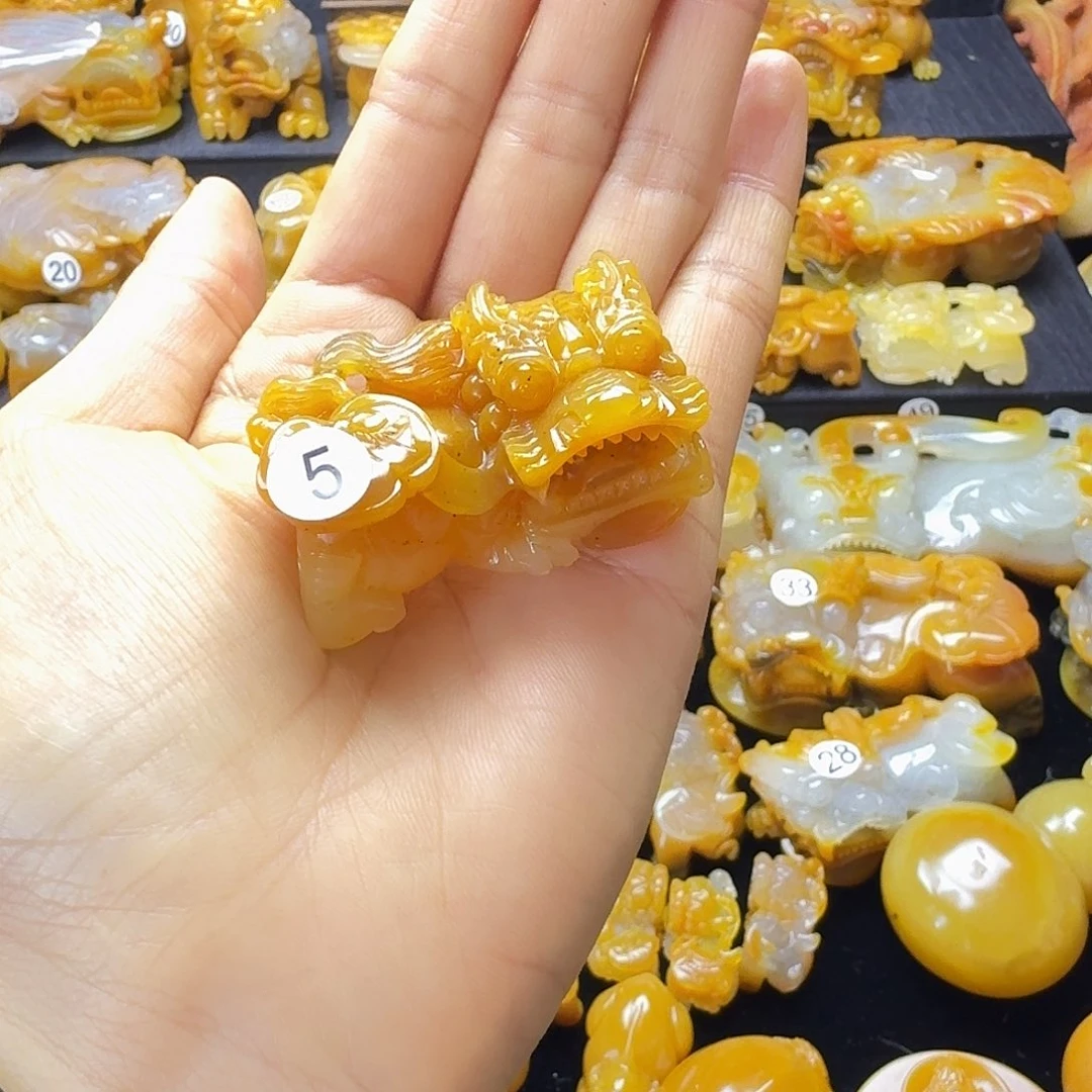 人***意石英质玉（黄龙玉）未镶嵌颈饰