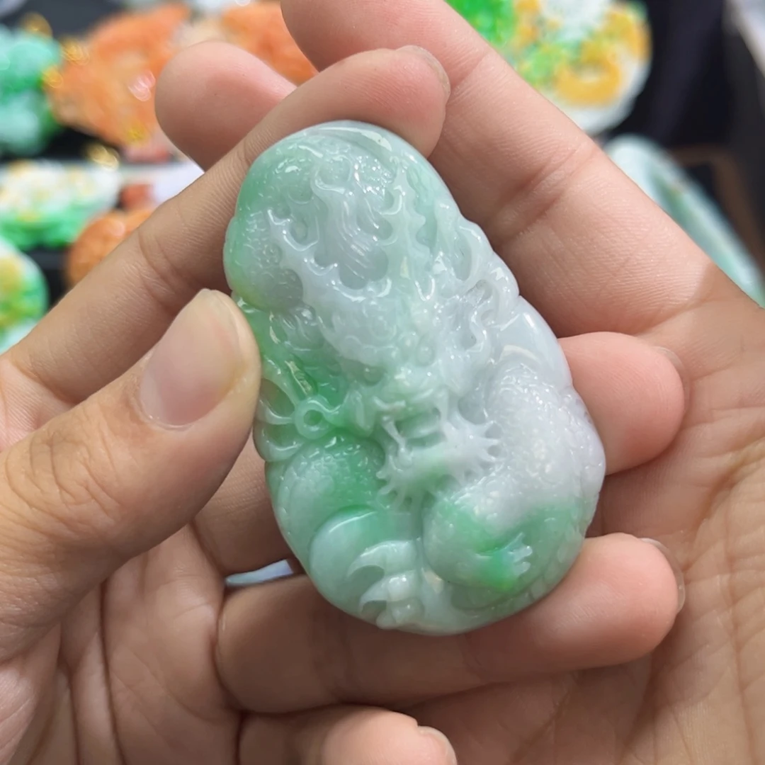 翡翠未镶嵌颈饰待编织