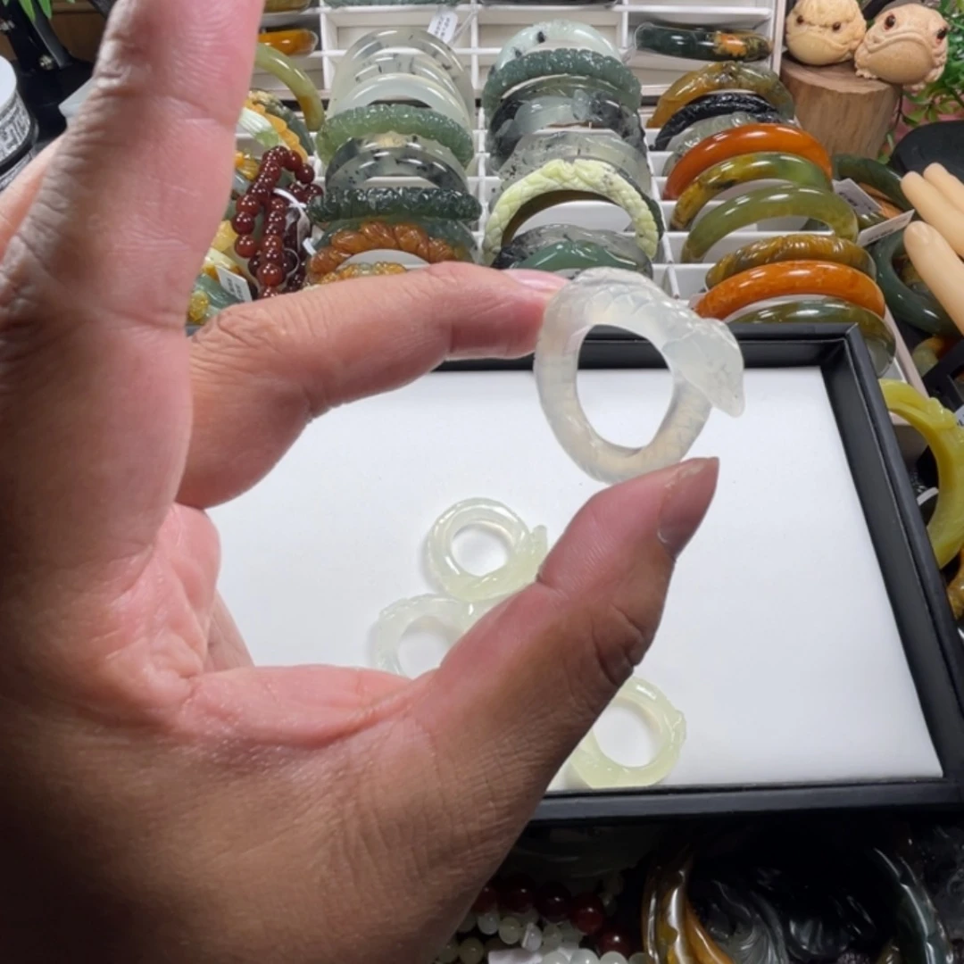 未镶嵌蛇纹石玉戒指