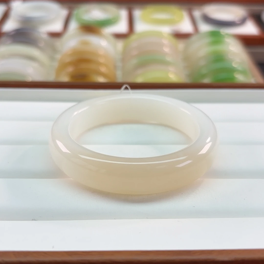 和田玉未镶嵌手镯【粉白相间 高品】