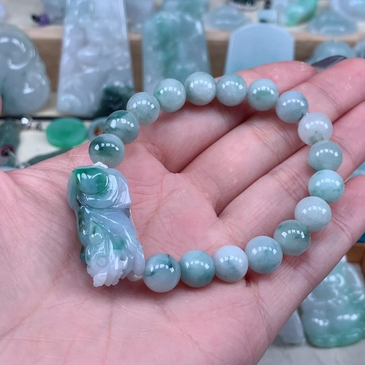 翡翠未镶嵌颈饰貔貅