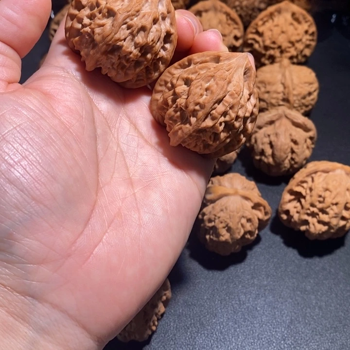 文玩核桃吊坠血灯笼