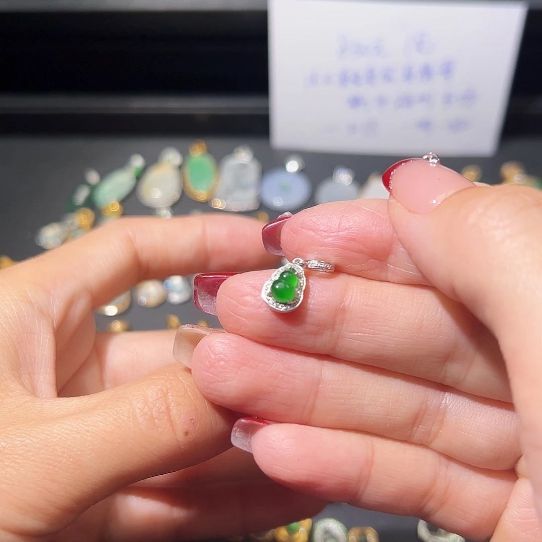 翡翠颈饰18K金镶嵌吊坠