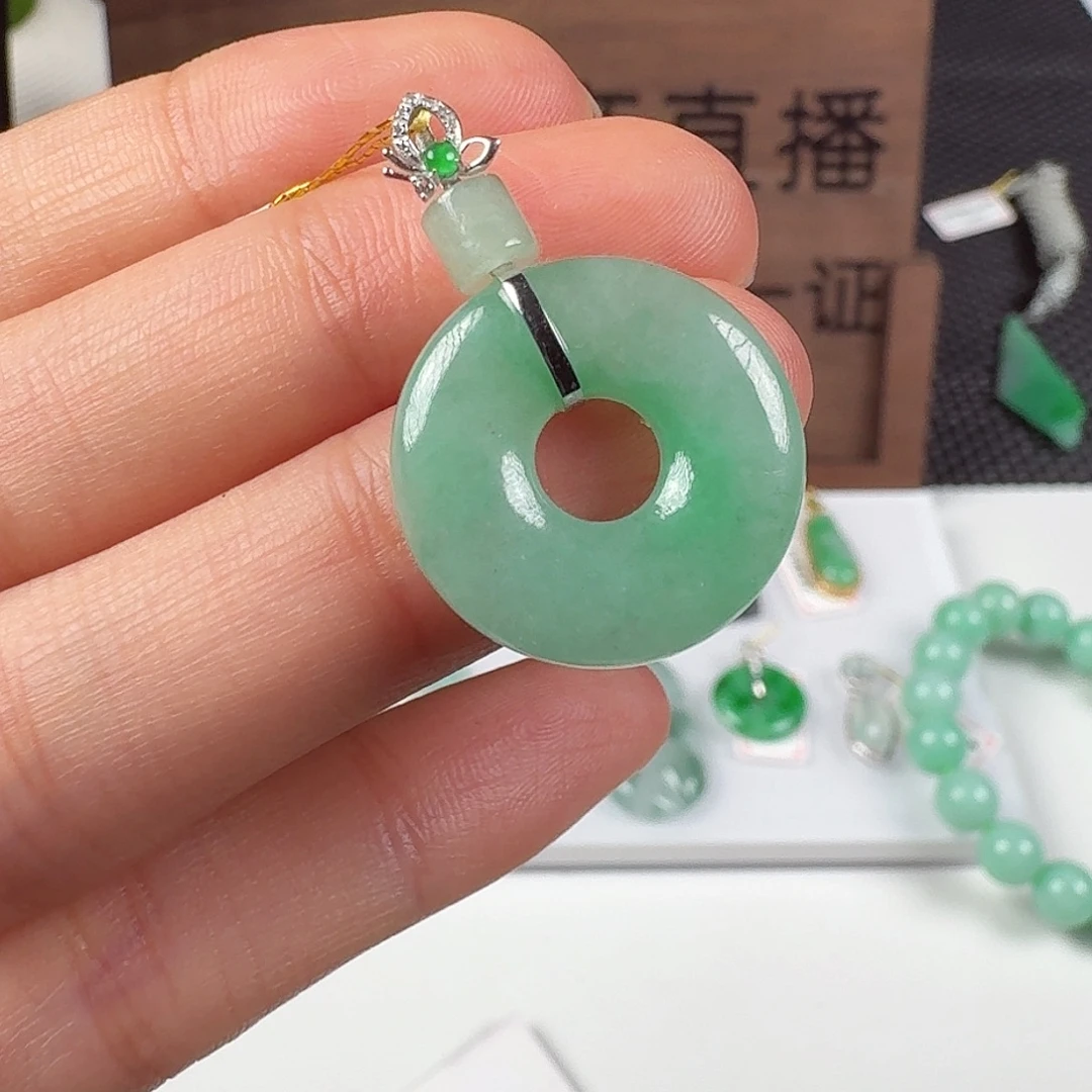 翡翠18K金镶嵌颈饰