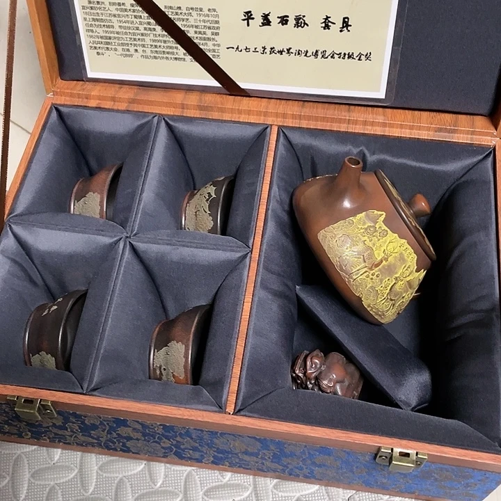 紫砂茶壶原矿泥料，手工制作的一把紫砂壶。