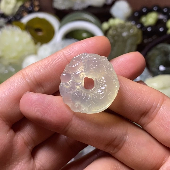 岫玉岫玉颈饰未镶嵌龍****）