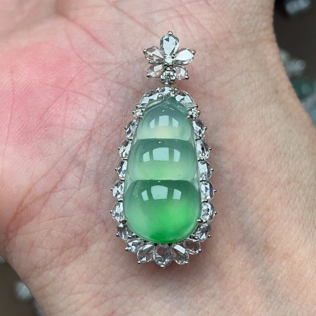 翡翠18K金镶嵌颈饰豆子