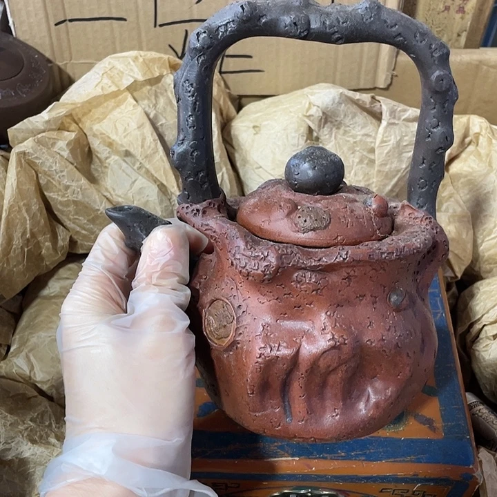 紫砂茶壶原矿泥料，纯手工制作的一把紫砂壶。