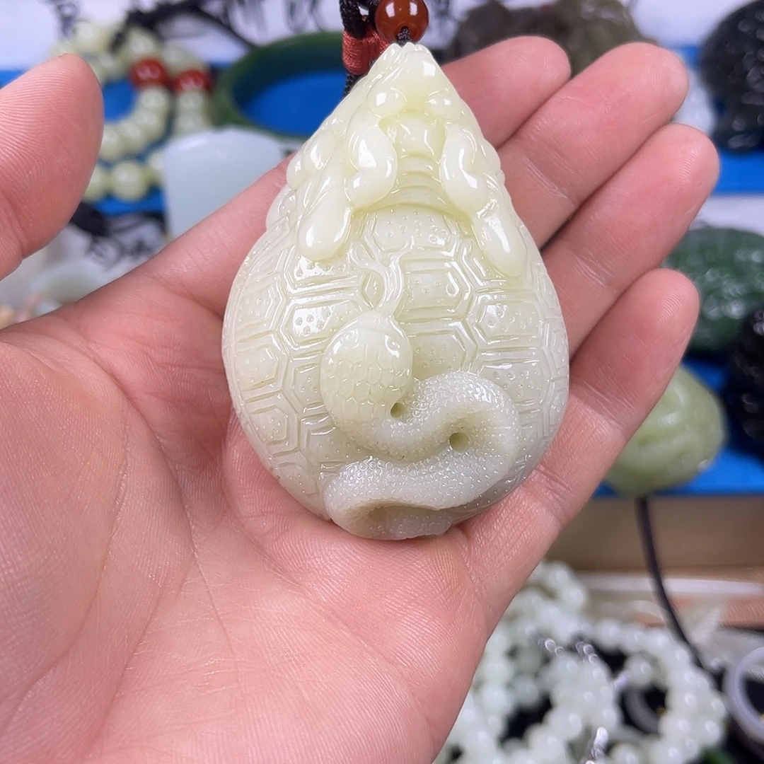 青***妖和田玉未镶嵌颈饰玄武