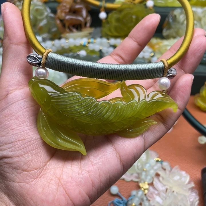 百***合蛇纹石玉未镶嵌颈饰