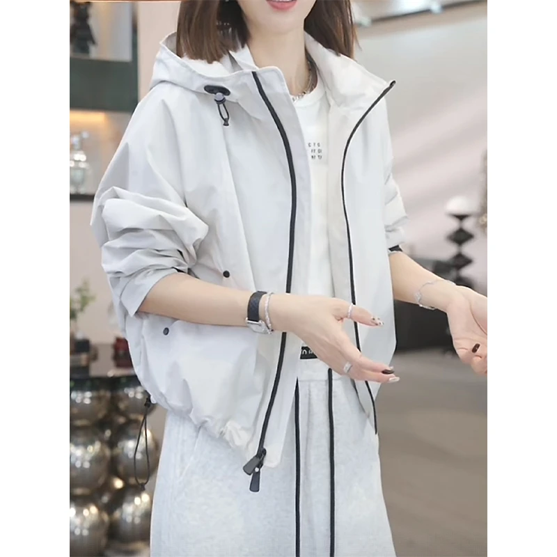 2025早秋新款时尚韩系休闲连帽冲锋衣外套女气质减龄短款上衣ins