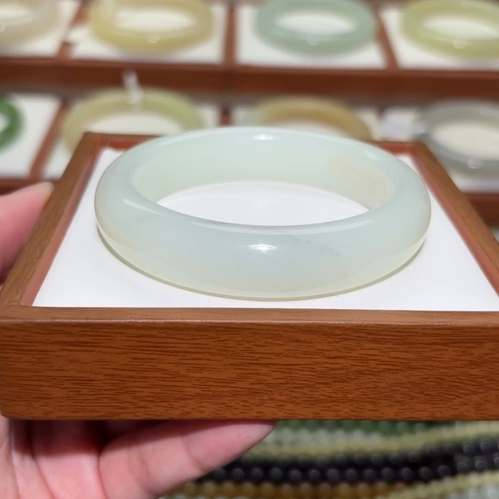 和田玉未镶嵌手镯暖白一线天青花54-55