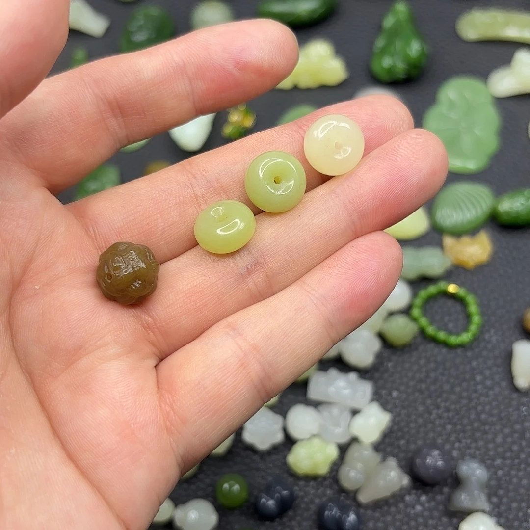 张***军和田玉未镶嵌颈饰拍一发一随机发