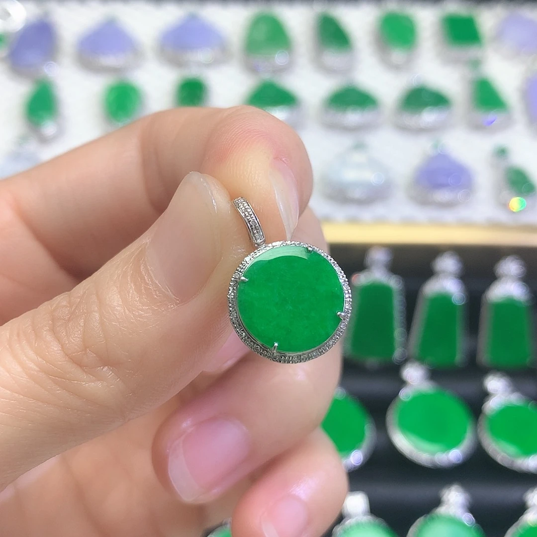 颈饰18K金镶嵌翡翠吊坠