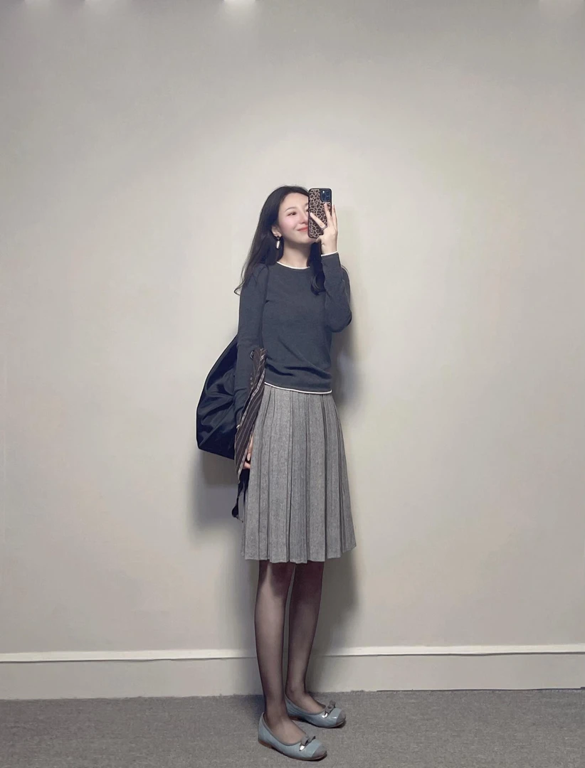 【体面内搭】韩系慵懒松弛感撞色灰色圆领长袖打底浅灰百褶裙套装