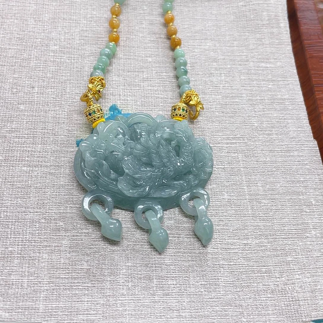 烟***画翡翠未镶嵌颈饰锁