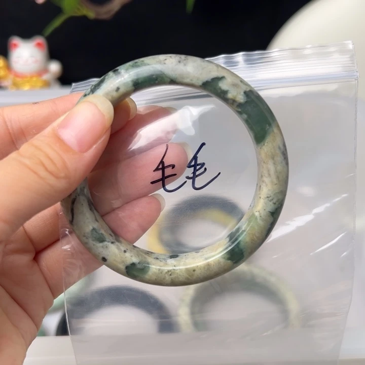 蛇纹石玉手镯未镶嵌毛*?