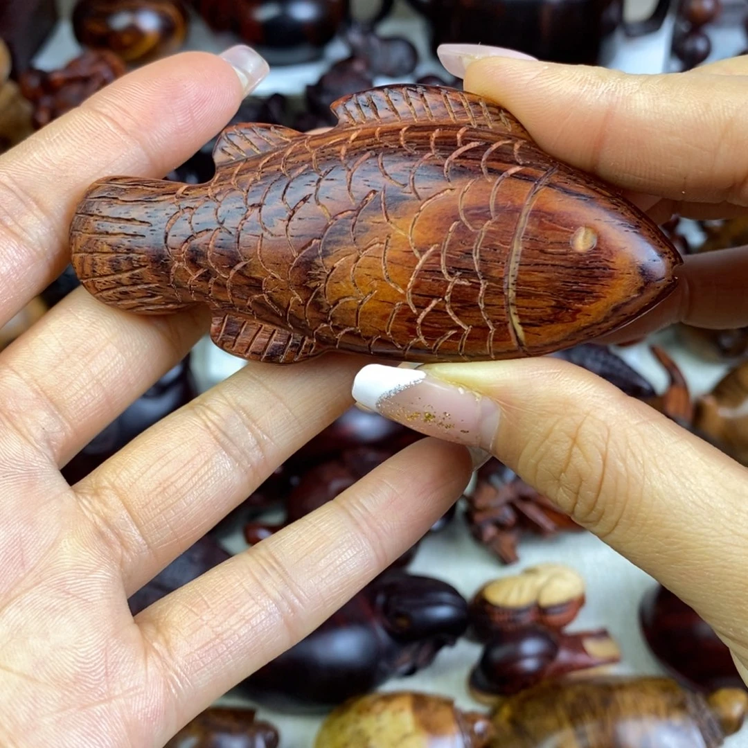 木微凹黄檀鱼手把件