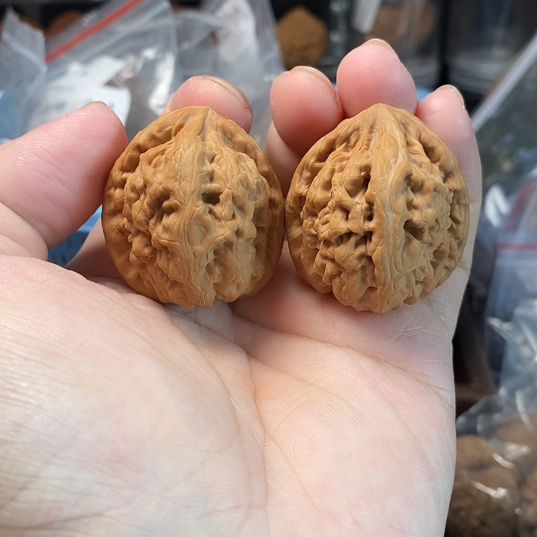 1文玩核桃红锦鲤38-232