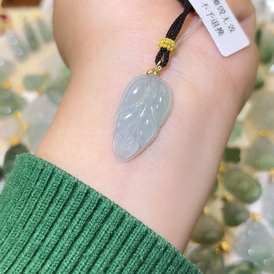 翡翠18K金镶嵌颈饰叶子