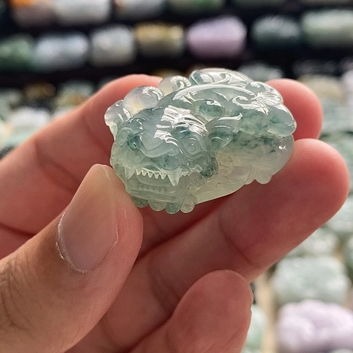 s***岛翡翠未镶嵌颈饰貔貅