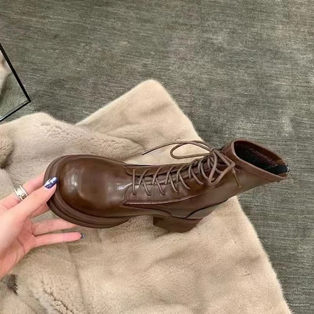 苏茵茵同款2025秋冬新款英伦风圆头显瘦厚底粗跟增高系带马短靴女