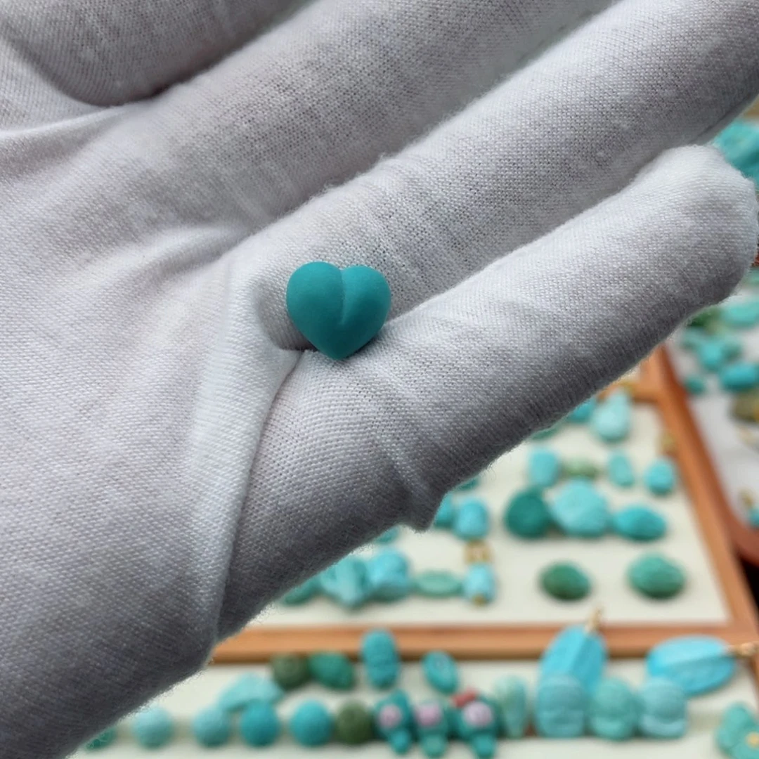 飘***埃绿松石未镶嵌珠宝奇石