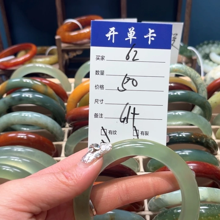 蛇纹石玉手镯未镶嵌些**间