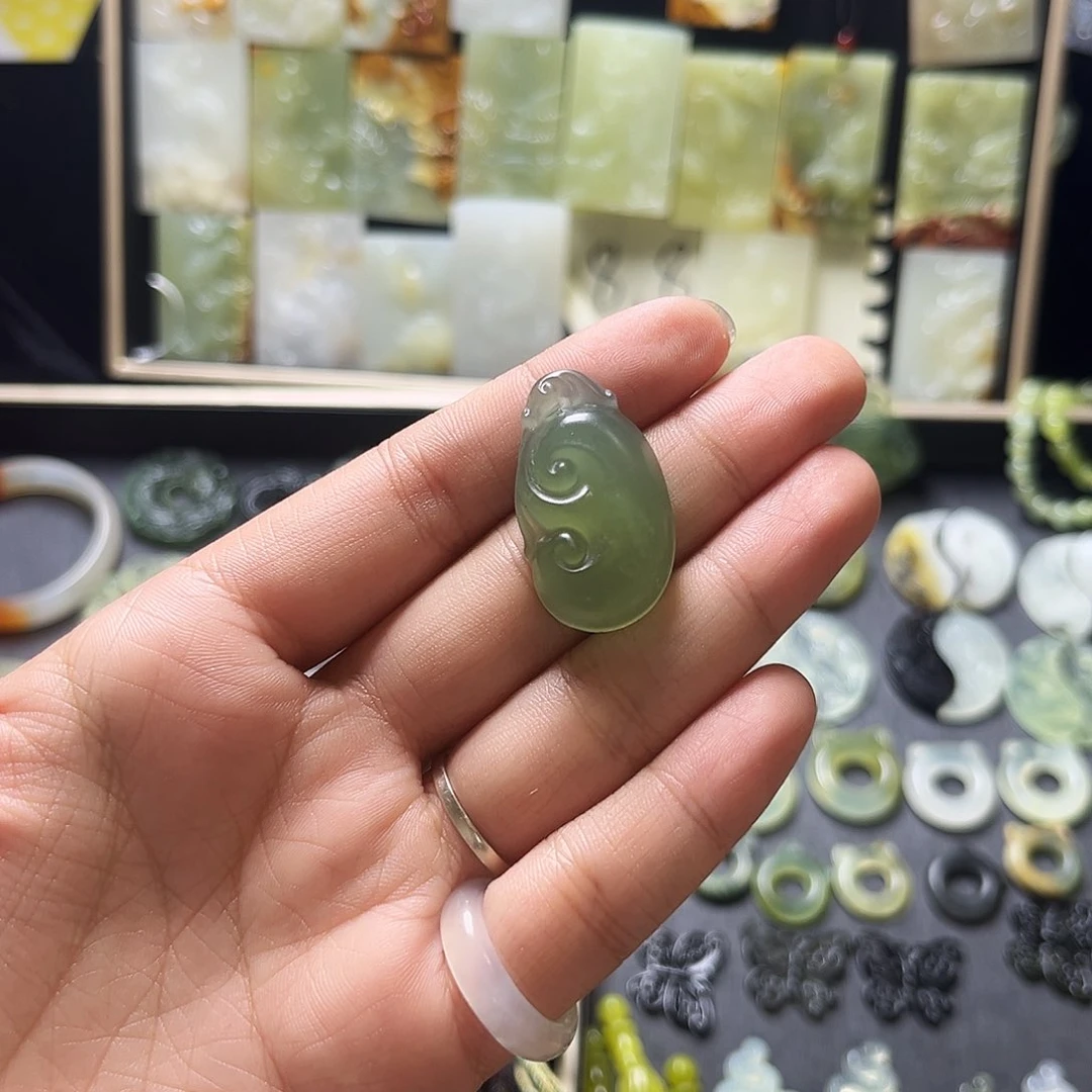 岫玉未镶嵌吊坠(赠链)