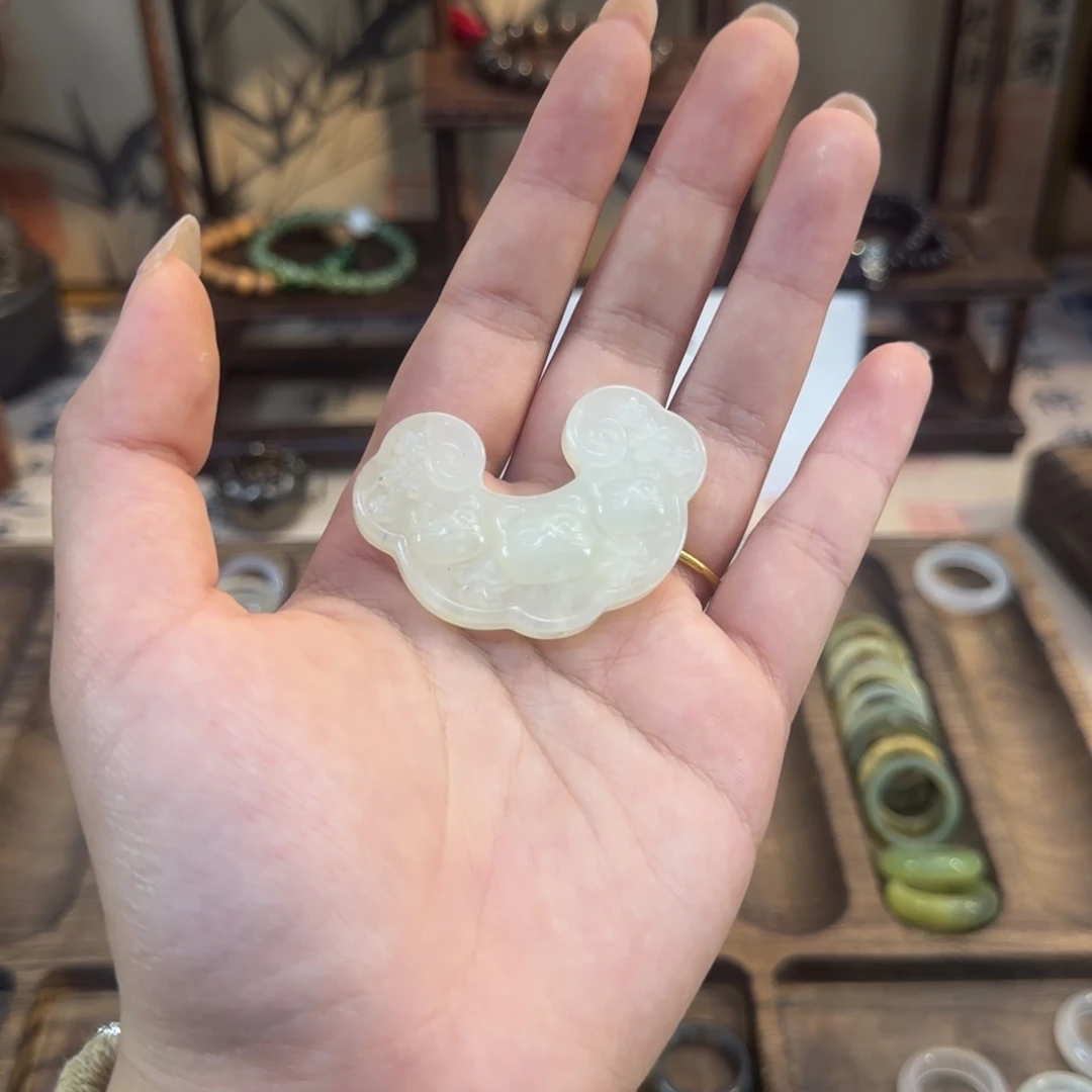 蛇纹石玉颈饰合金