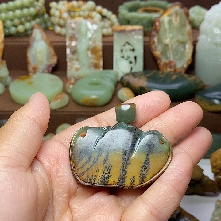 我***一颈饰未镶嵌岫岩河磨玉（透闪石质玉）